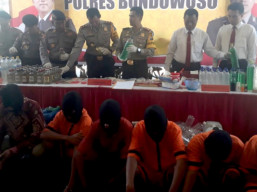 Polres Bondowoso Berhasil Amankan 9 Tersangka dan Ribuan Botol Miras.