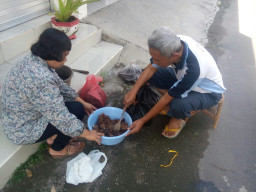Warga Gedok Sananwetan, Ubah Limbah Nasi dan Sayur Jadi Pupuk Organik