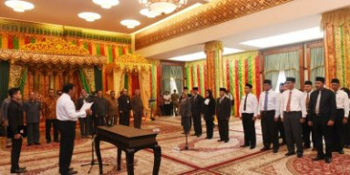 Gubernur Kepri Lantik 4 Pejabat Tinggi Pratama dan 13 Administrator.