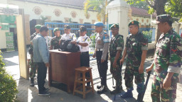Aparat TNI-Polri, Perketat Pintu Masuk Pengadilan Negeri Surabaya.