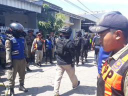 Densus 88, Geledah Rumah Terduga Bom Bunuh Diri di Mapolrestabes Surabaya.