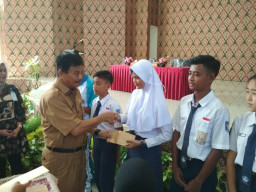 PJ Walikota Tanjungpinang, Bagikan KIP Pada 2.100 Siswa SD dan 1.008 Siswa SMP.