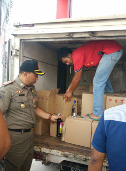 Satpol PP Kota Blitar, Amankan Mobil Box Bermuatan 90 Dos Miras.