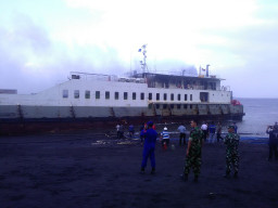 KMP Labitra Siang Tadi Terbakar, Semua Penumpang Selamat.