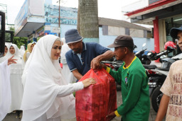 Ketua Bhayangkari Cabang Malang, Berbagi Takjil Pada TNI-Polri Yang Sedang Tugas di Jalan.