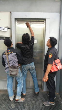 Lift JPO Basrah Macet, 5 Orang Terjebak Hingga 1 Jam.