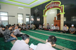 Dibulan Ramadhan, Kapolresta Pasuruan Ngaji Bareng Anggota.