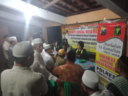 Urkes Polresta Pasuruan Gelar Pengobatan Gratis, Pada Jamaah Sholat Tarawih.