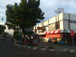 Terkesan Kumuh dan Semrawut, Warga Keluhkan Pasar Mimbaan Baru Situbondo.