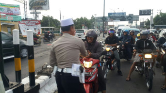 Unit Turjawali Malang, Bagikan 200 Paket Takjil di Pertigaan Karanglo.