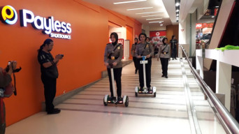 Polwan Cantik Patroli Segway di Tunjungan Plasa.