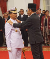 Siwi Sukma Aji, Dilantik Jadi Kasal, Presiden Sematkan Pangkat Laksamana.