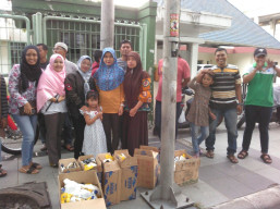 Alumni SMP Prajamukti 1995, Berbagi Takjil di Patung Suroboyo.
