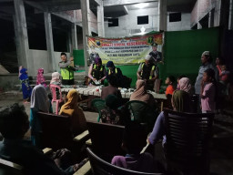 Bhabinkamtibmas Blandongan, Beri Penyuluhan Jamaah Masjid Al Iklas.