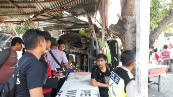 Sopir Ngantuk, Truck Terguling di Depan Warkop.
