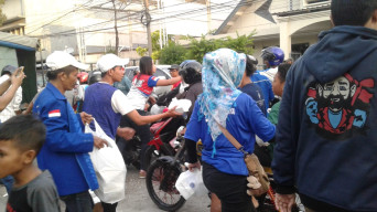 Berbagi Takjil, Cara Ratih Membirukan Surabaya.