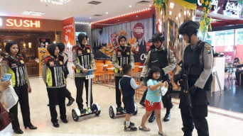Setelah TP, Kini Polwan Cantik Patroli Gunakan Segway di Delta Plaza.