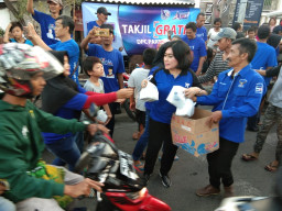 Surabaya Membiru, Demokrat Bertakjil Ria