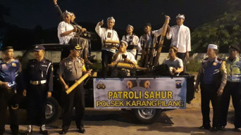 Tak Mau Ketinggalan Berbuat Baik di Bulan Ramadha, Polsek Karangpilang Patrol Bangunkan Warga.