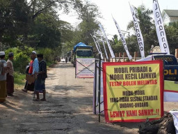Akses Jalan Depan Pondok Rusak, Santri Ihyaussunnah Lakukan Demo Tidur di Jalan.