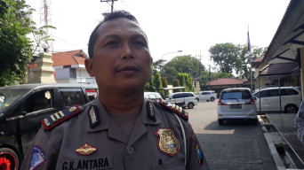 Tabrak Beberapa Kendaraan Dan Lari, Pengemudi Alphard Ini Babak Belur di Massa