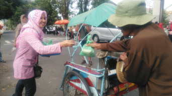 Alumni SMP 3 Angkatan 92, Bagi-Bagi 500 Bungkus Takjil dan Nasi