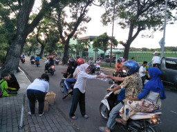 Alumni SMP Persit Berbagi Takjil di Jl. Brawijaya.