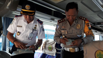 Jelang Lebaran, Satlantas Polrestabes Bersama Dishub Surabaya Sidak Kelayakan bus.