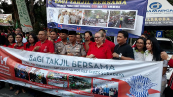 Satlantas Polrestabes Surabaya Bersama CSR dan SBI, Berbagi Takjil Gratis.