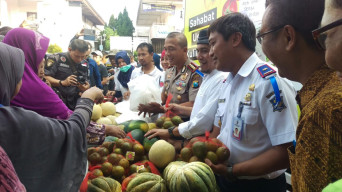 Masyarakat Dan Polisi Berbondong- Bondong ke Pasar Murah Jimerto.