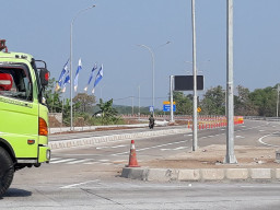 Ngawur, Sepeda Motor Terabas Tol Pasuruan Pier Rembang.