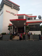 Hari Terakhir, Ratusan Nasabah Bank Jatim Pasuruan Antrikan Sandal Dan Helm.