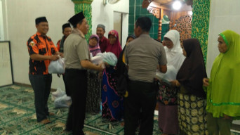 Pemuda Pancasila Pakal, Bersama Ponpes Suralaya Beri Santunan Anak Yatim dan Kaum Dhuafa.