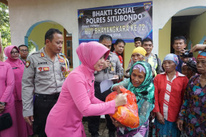 Peduli Warga Terpencil, Kapolres Situbondo Bantu Sembako, Sarung dan Mukena Pada Warga Desa Patemon.