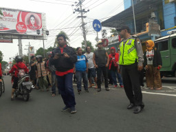 Saat Mau Turunkan Baliho, Panwas Kota Blitar di Hadang Puluhan Warga dan Kader PDIP.