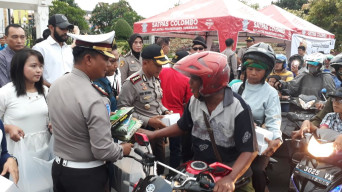 Indahnya Kebersamaan, Polrestabes Bersama Tokoh Lintas Agama Berbagi Takjil.