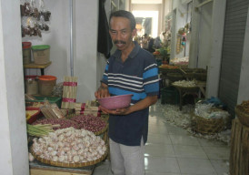 Pedagang Pasar Induk Mengeluh, Omset Bulan Ramadhan Tahun Ini Menurun.