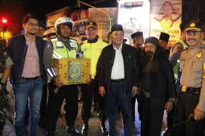 Malam Takbir, Walikota Pasuruan Bagikan Bingkisan Pada Petugas Pospam.