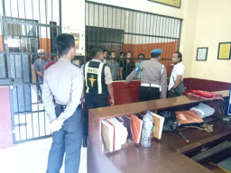 Sat Tahti dan Urkes Sumda Polresta Pasuruan, Melakukan Cek Kesehatan Tahanan.