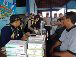 Satlantas Polresta Pasuruan, Pasang Speed Alarm Pada Bis Angkutan Lebaran.
