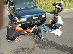 Bantu Mobil Pemudik Yang Mogok, Polres Pasuruan Kerahkan Tim Mobiling.
