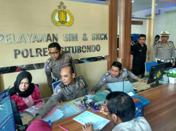 Hari Pertama Kerja, Ratusan Pemohon SIM Serbu Satpas Situbondo.