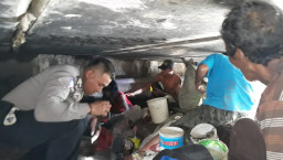 10 Tahun Hidup di Kolong Jembatan, Wanita Ini di Evakuasi Anggota Polsek Purworejo.