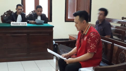 Alex Mantan Pengusaha Bkacberry, di Vonis 8 Bulan