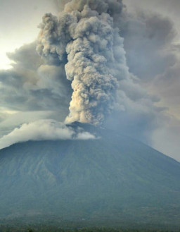 Erupsi Gunung Agung, Bandara Banyuwangi, Tutup 14 Rute Penerbangan. 