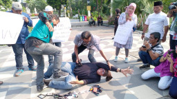 Terkait Pemukulan Terhadap Wartawan, Aliansi Wartawan Surabaya, Gelar Demo di Depan Grahadi.