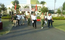 HUT Bhayangkara ke 72, Polda Jatim Gelar Jalan Sehat dan Sepak Bola Bersarung