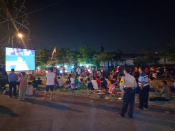 Polsek Karangpilang Hibur Warganya, Dengan Nobar Piala Dunia di Lapangan.