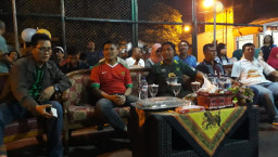 Kapolres Pelabuhan Tanjung Perak, Nobar Piala Dunia Dengan Warga Asemrowo.