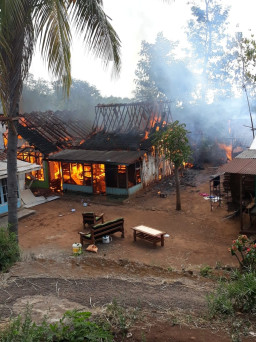Tiga Rumah di Sumbercanting, di Lalap si Jago Merah.